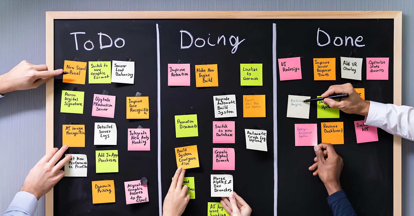 คนกำลังใช้ Kanban board สำหรับจัดการงาน สื่อถึงการทำให้งานมีเจ้าของ สถานะ และจุดจบที่ชัดเจน