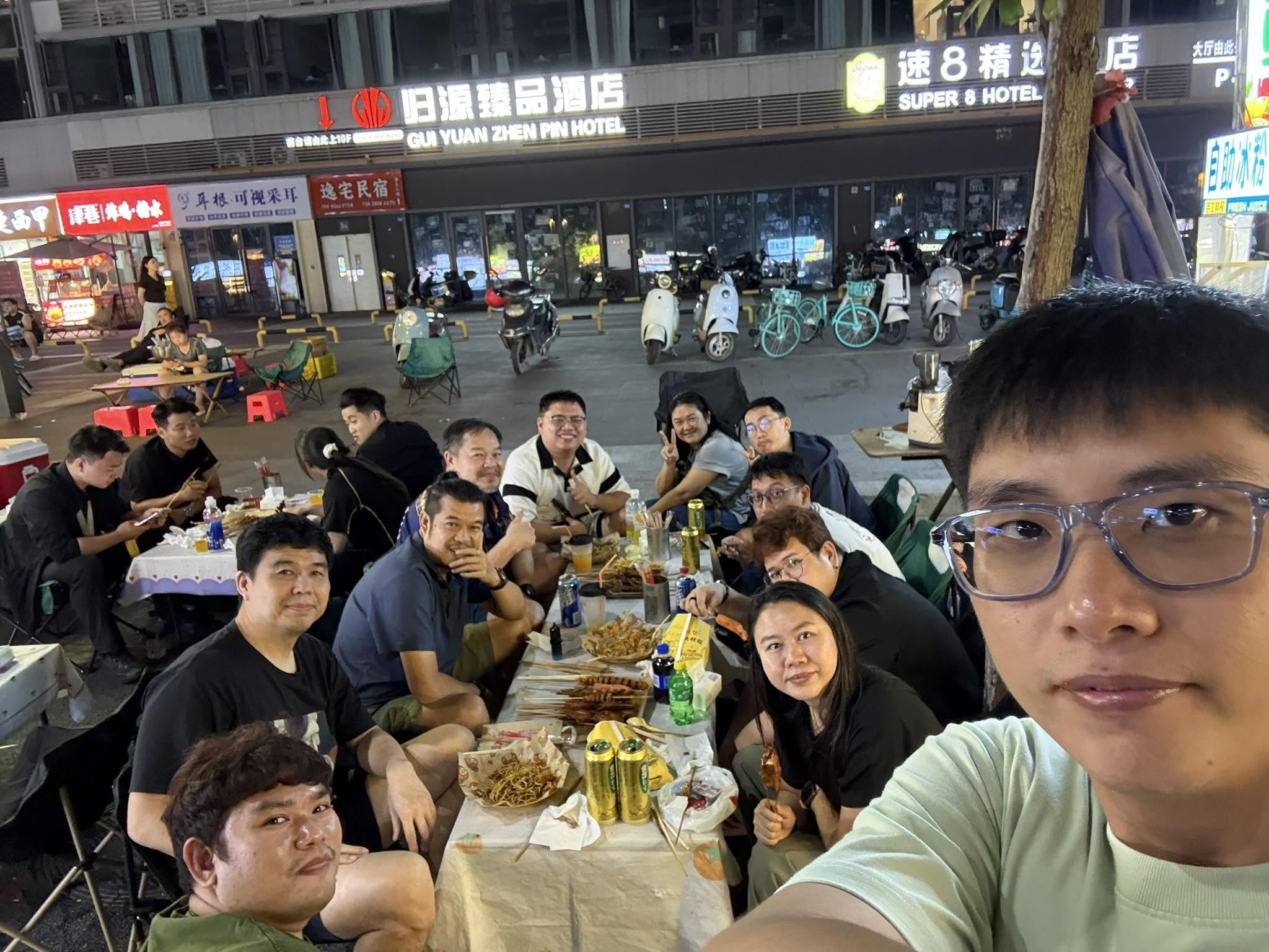 ทีม IT ALOT นั่งกินข้าวด้วยกันริมถนนระหว่าง outing ที่จีน