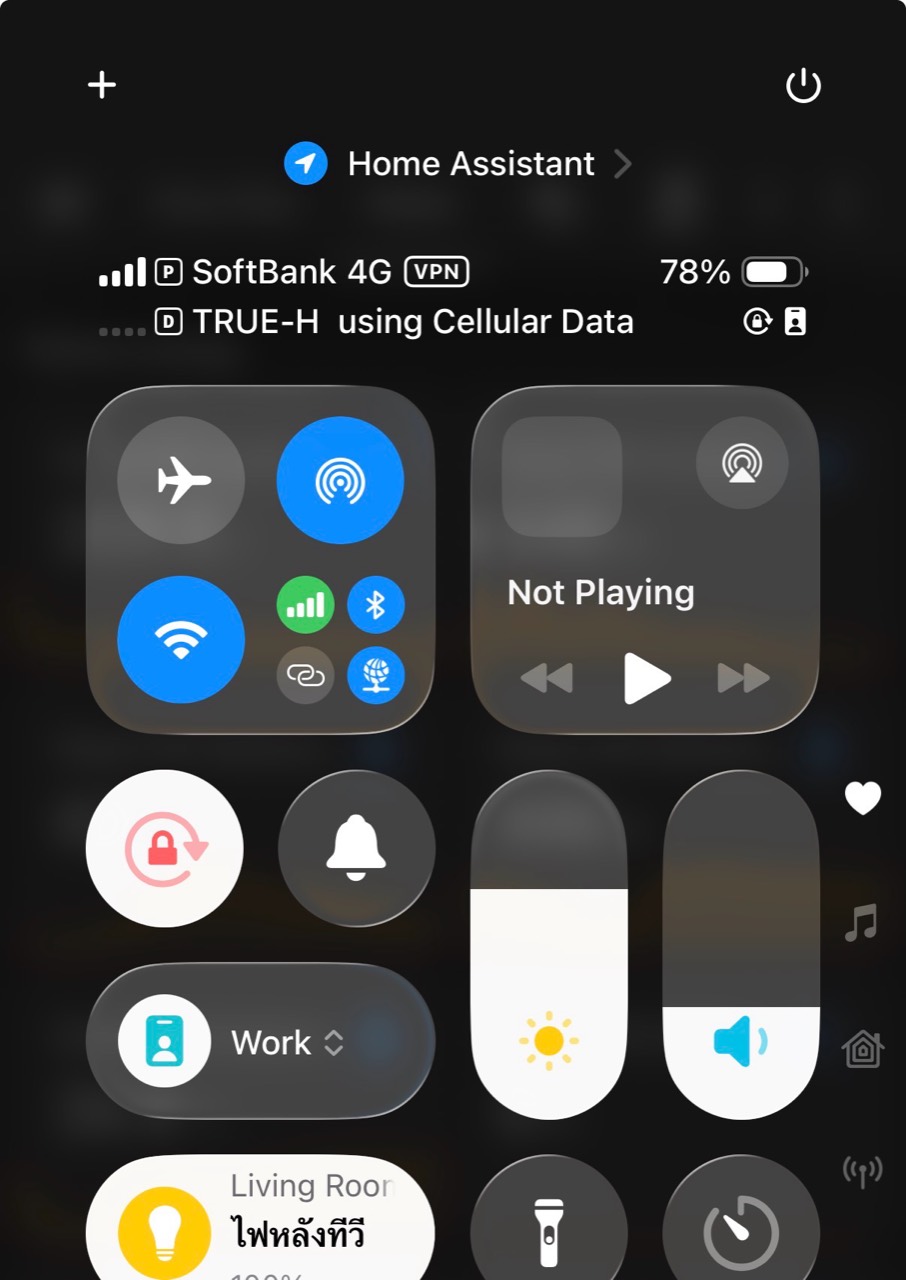 หน้าจอ Control Center ของโทรศัพท์ที่แสดงการใช้เครือข่ายต่างประเทศและเบอร์ไทยผ่าน cellular data